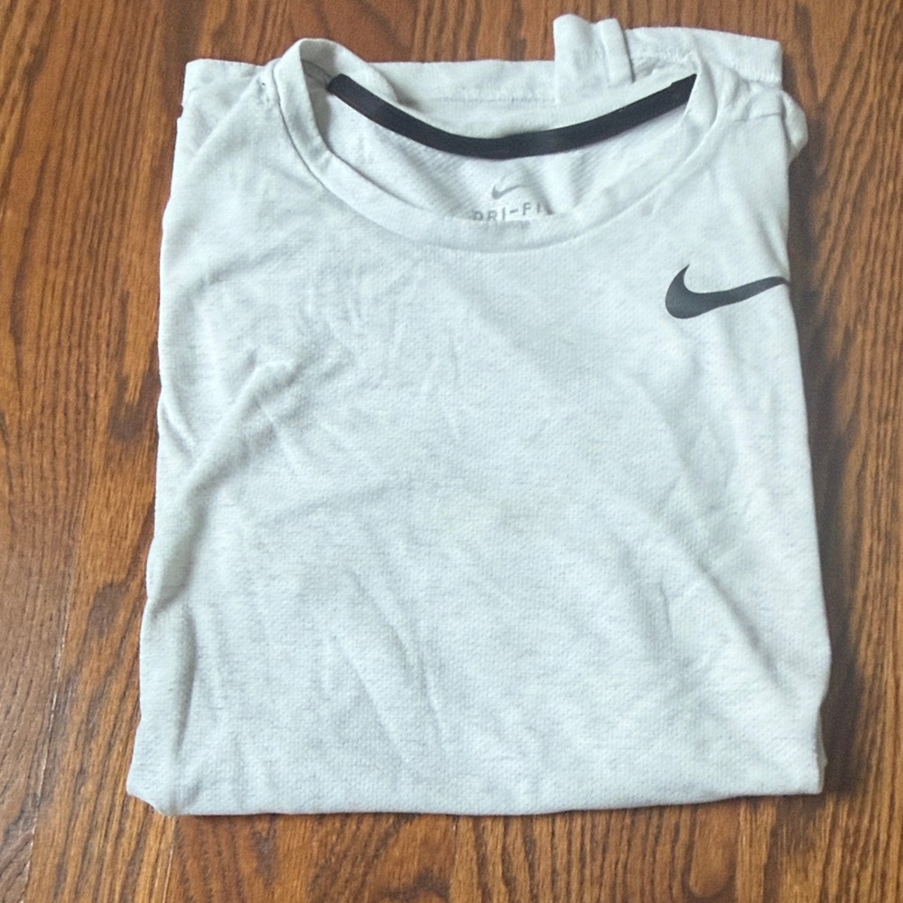 Nike Light Gray Short Sleeve Dri-FIT Tee with Black Swoosh🌿 - Picture 4 of 4